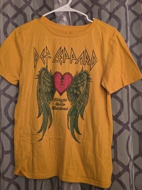 Def Leppard Women's Yellow Graphic Tee - Heart & Wings